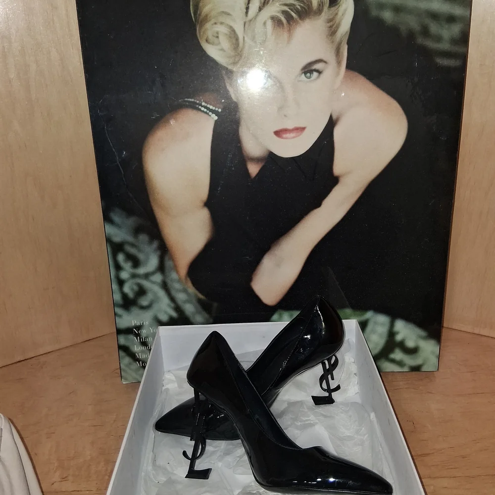Yves Saint Laurent Black Patent Leather Logo Stiletto Pumps - Picture 3 of 4